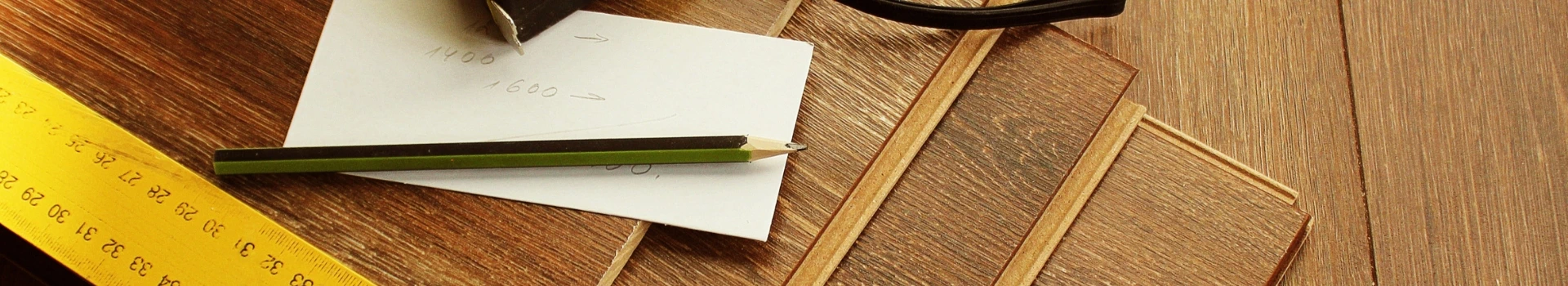 Dokument oraz ołówek leżące na deskach